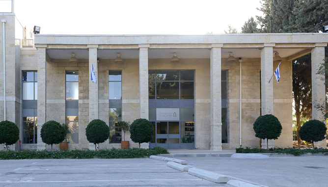 Matching vegetation line with building's architectural lines